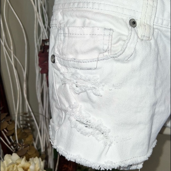 NWOT Roxy Distressed White Cut-off Shorts in size 3 - Picture 3 of 6